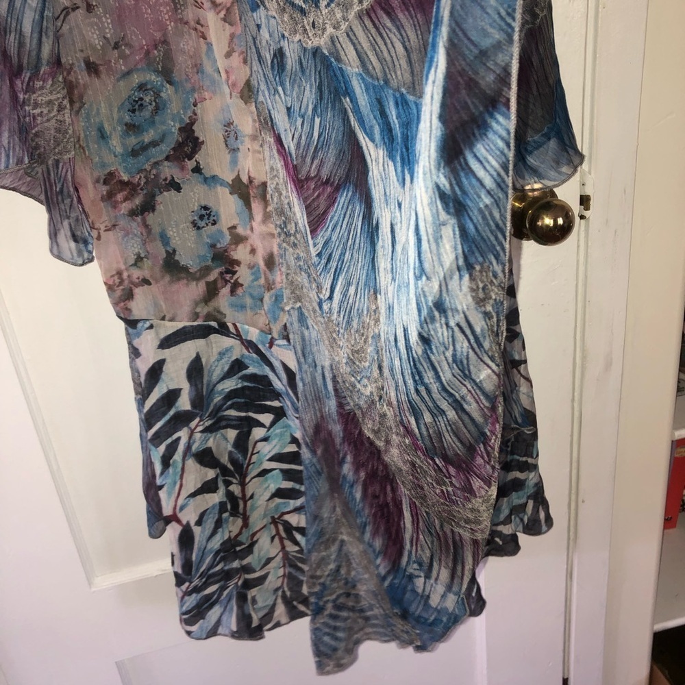 VioletRuby sheer Floral over-blouse with blue lace-size medium- new or like new - Picture 4 of 9